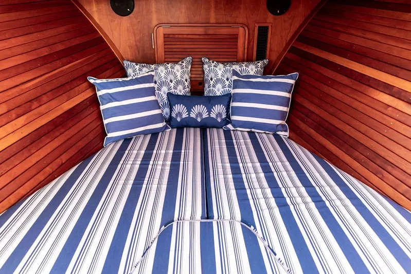 Gracious Yacht Photos Pics 