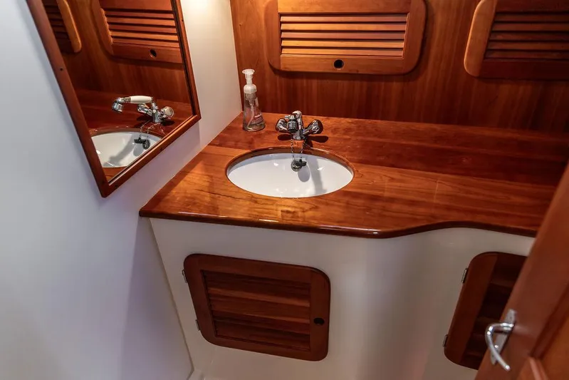 Gracious Yacht Photos Pics 