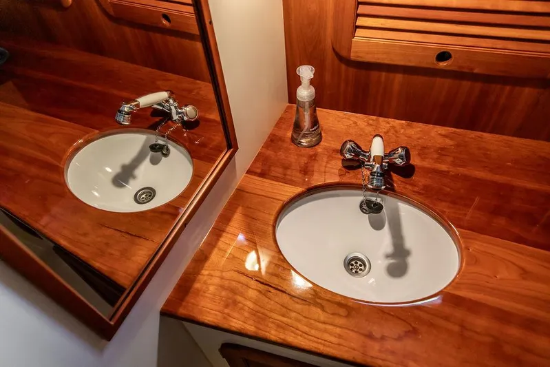 Gracious Yacht Photos Pics 