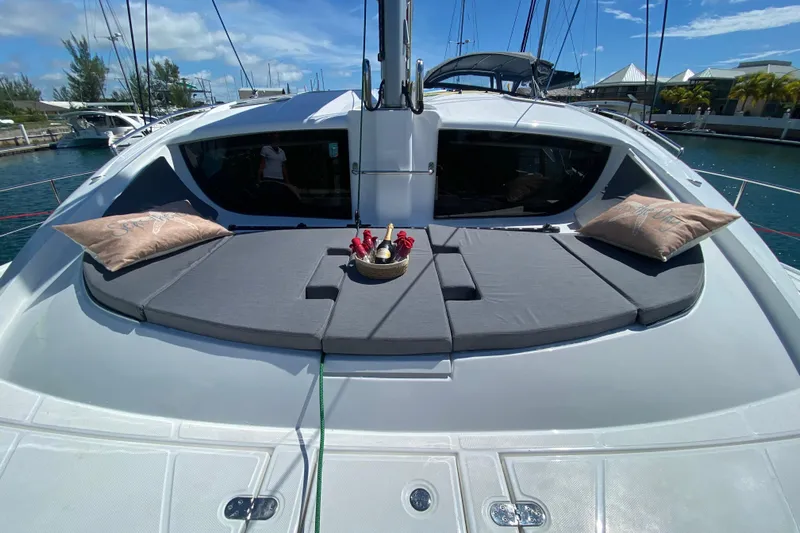 Weihaii Yacht Photos Pics Luxurious 2023 Xquisite Yachts X5 PLUS with sunbathing deck and champagne setup.