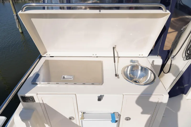 Figur'in It Out Yacht Photos Pics Outdoor sink and grill on 2006 Mainship 400 Trawler yacht deck.