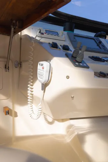 Figur'in It Out Yacht Photos Pics Control panel of a 2006 Mainship 400 Trawler with microphone and navigation equipment.