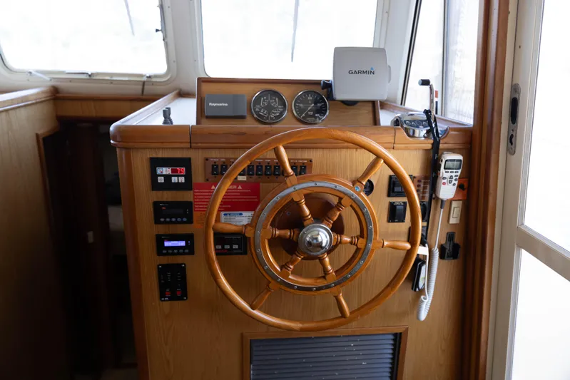 Figur'in It Out Yacht Photos Pics 2006 Mainship 400 Trawler helm with wooden wheel and navigation instruments.