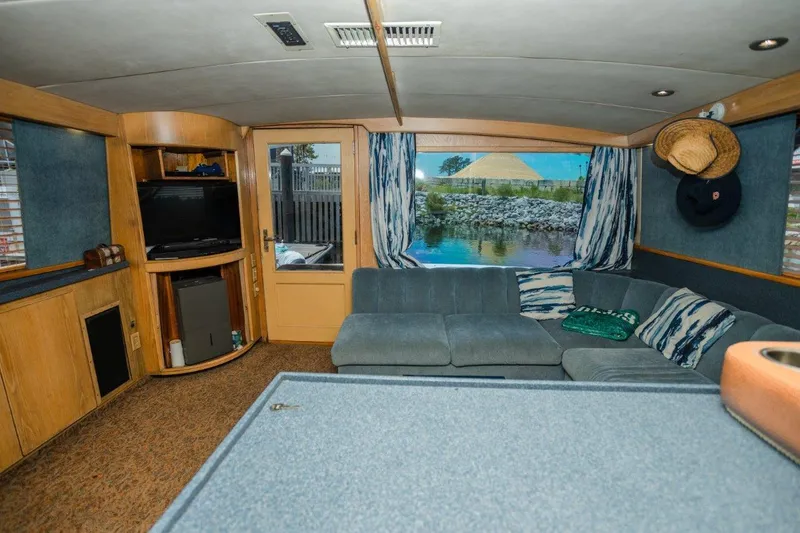 Fins Up Yacht Photos Pics 1987 54 Bertram Convertible Fins Up Salon