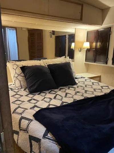 Fins Up Yacht Photos Pics 1987 54 Bertram Convertible Fins Up Master Stateroom