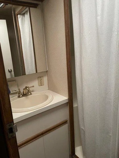 Fins Up Yacht Photos Pics 1987 54 Bertram Convertible Fins Up Master Head