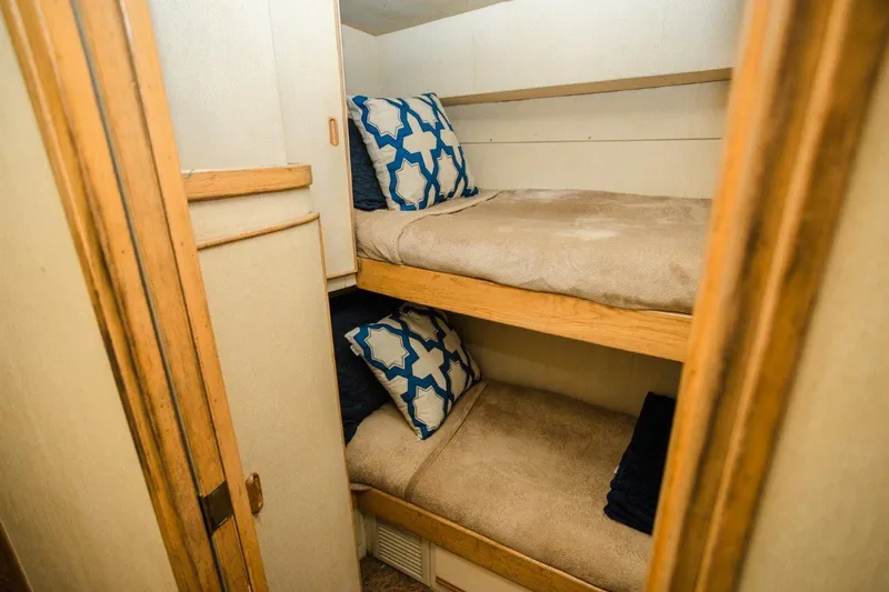 Fins Up Yacht Photos Pics 1987 54 Bertram Convertible Fins Up Guest Stateroom