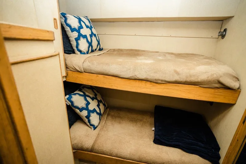 Fins Up Yacht Photos Pics 1987 54 Bertram Convertible Fins Up Guest Stateroom