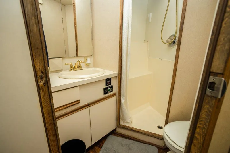 Fins Up Yacht Photos Pics 1987 54 Bertram Convertible Fins Up Guest Head