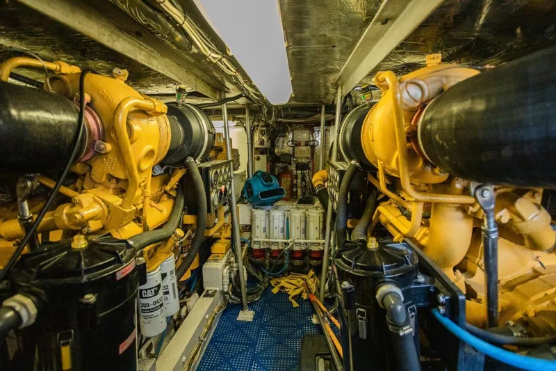 Fins Up Yacht Photos Pics 1987 54 Bertram Convertible Fins Up Engine Room