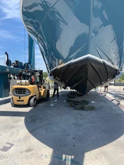 Fins Up Yacht Photos Pics 1987 54 Bertram Convertible Fins Up Bottom