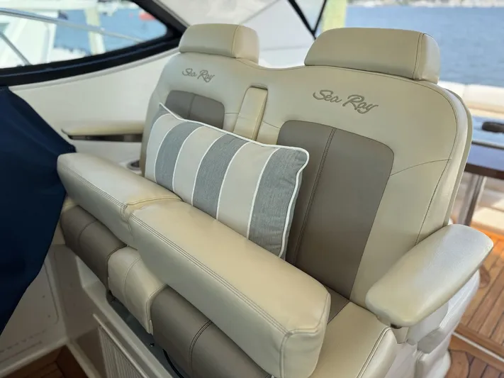  Yacht Photos Pics Luxurious seating in Sea Ray 410 Sundancer 2014 boat.