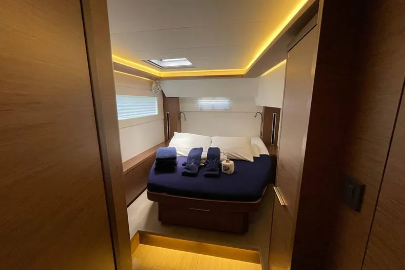 Pebbles Yacht Photos Pics Cabin View (8)