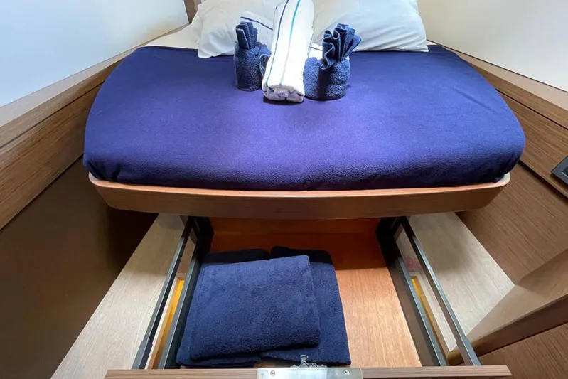 Pebbles Yacht Photos Pics Cabin View (9)