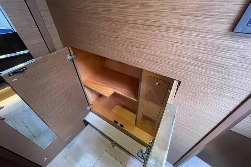 Pebbles Yacht Photos Pics Cabin View (11)