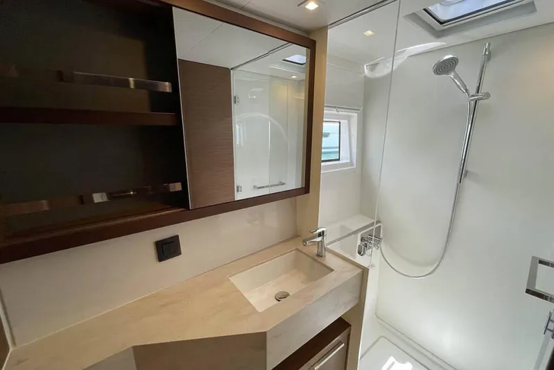 Pebbles Yacht Photos Pics Head View (3)