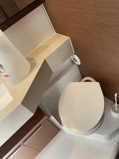 Pebbles Yacht Photos Pics Head View (6)