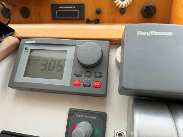  Yacht Photos Pics Boat navigation equipment on a 2003 Navigator 4800 yacht dashboard.