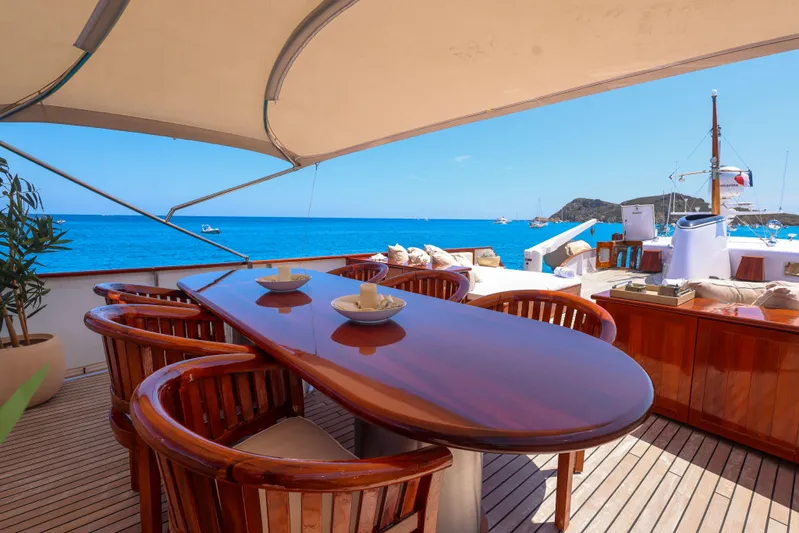 Sissi Yacht Photos Pics FLYBRIDGE TABLE