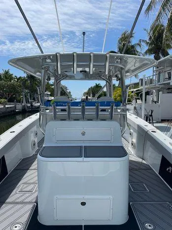  Yacht Photos Pics 2020 Freeman 34VH boat, sleek design, docked near palm trees under a clear blue sky.