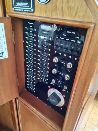 Emily Claire Yacht Photos Pics Salon Pwr Panel At Lower Helm