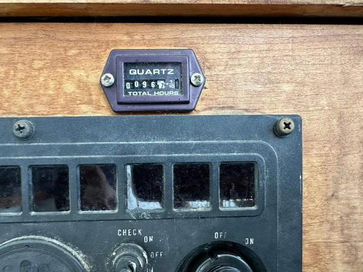 Sola Fide Yacht Photos Pics Hour meter on 1993 Russell Yachts Crowther, showing 967.3 total hours.