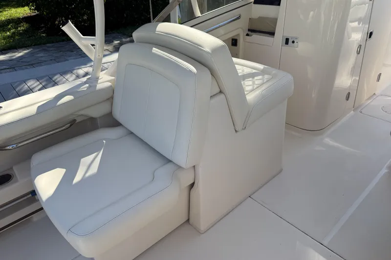 275-264 Brokerage Joe Yacht Photos Pics 2022 Grady-White Freedom 275 boat interior with white cushioned seating.