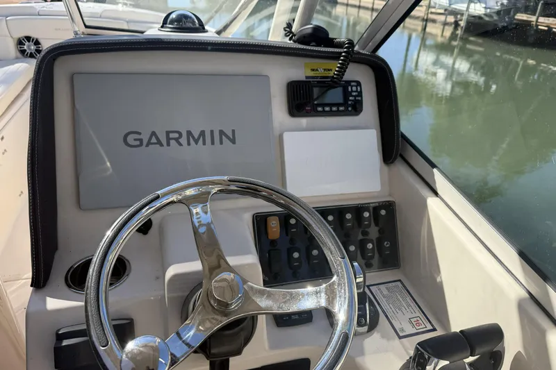 275-264 Brokerage Joe Yacht Photos Pics Control panel of 2022 Grady-White Freedom 275 boat with Garmin navigation system.