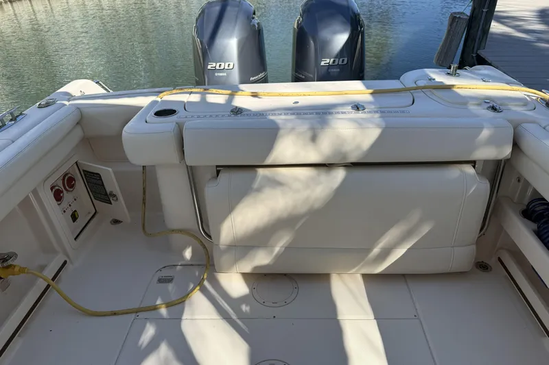 275-264 Brokerage Joe Yacht Photos Pics 2022 Grady-White Freedom 275 boat interior with dual Yamaha 200 engines.