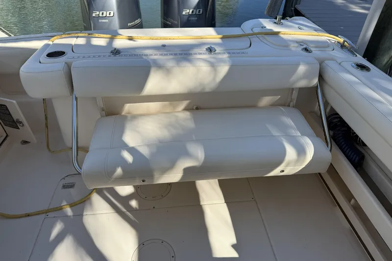 275-264 Brokerage Joe Yacht Photos Pics 2022 Grady-White Freedom 275 boat interior with Yamaha 200 engines, featuring a foldable seat.