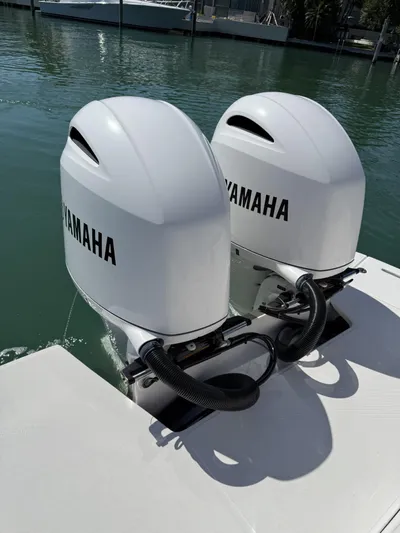  Yacht Photos Pics 2019 Regal 29 OBX boat with twin Yamaha outboard engines on water.