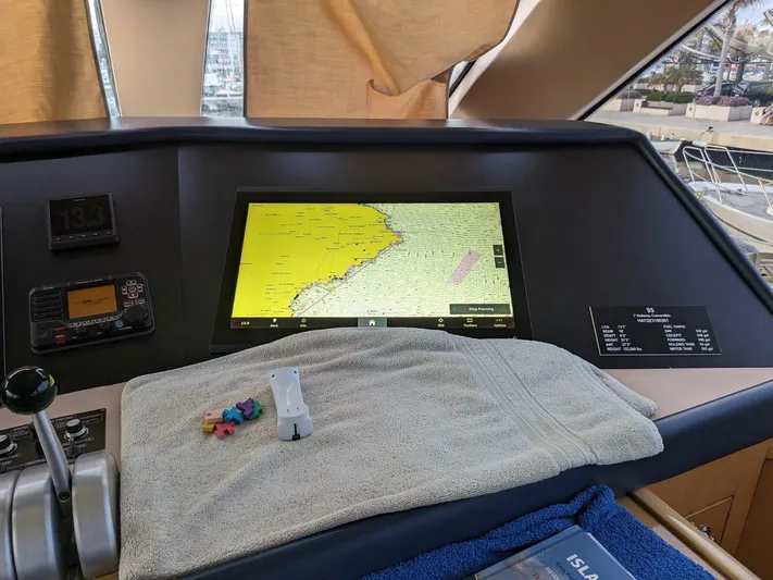  Yacht Photos Pics Hatteras 70 Convertible 2001 yacht navigation dashboard with map display and controls.