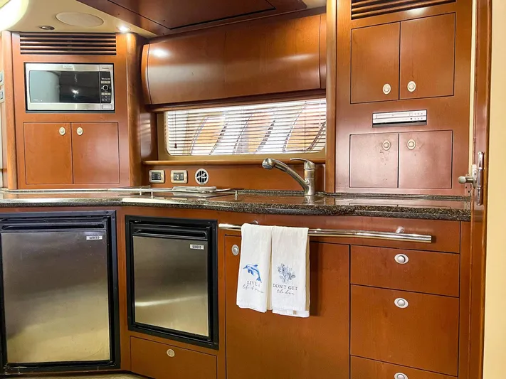Pure Fun Yacht Photos Pics Luxurious 2007 Sea Ray 40 Sundancer yacht kitchen with wood cabinetry and modern appliances.