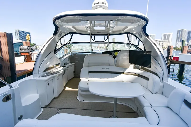 Pure Fun Yacht Photos Pics 2007 Sea Ray 40 Sundancer yacht interior with seating, table, and modern amenities.
