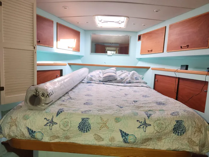 Boss Lady Yacht Photos Pics Ocean Yachts 48 2001 model bedroom with nautical-themed bedding and ample storage.