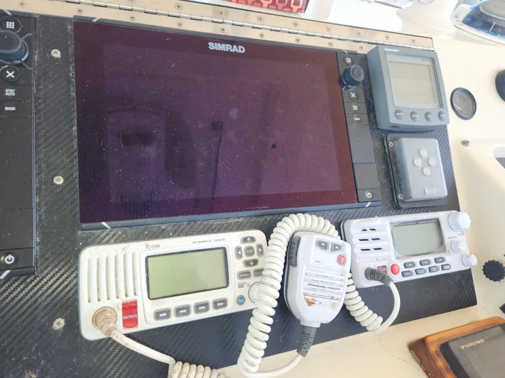 Boss Lady Yacht Photos Pics Ocean Yachts 48 2001 model dashboard with Simrad and Icom marine electronics.