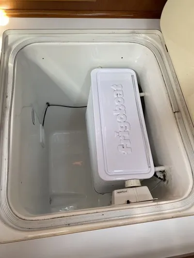 Axis Mundi Yacht Photos Pics Frigoboat refrigeration unit inside a Beneteau 393 sailboat, 2002 model.