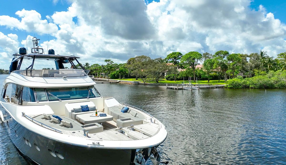 2015 Monte Carlo Yachts 86 