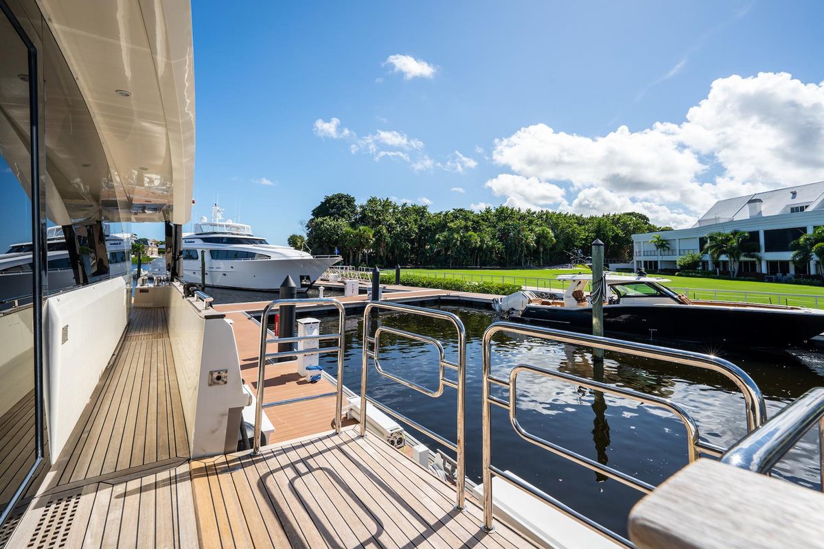 2015 Monte Carlo Yachts 86 