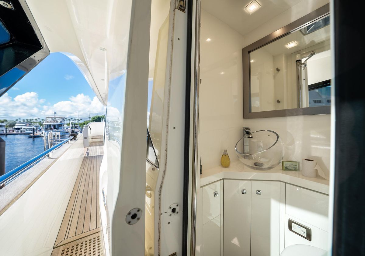 2015 Monte Carlo Yachts 86 