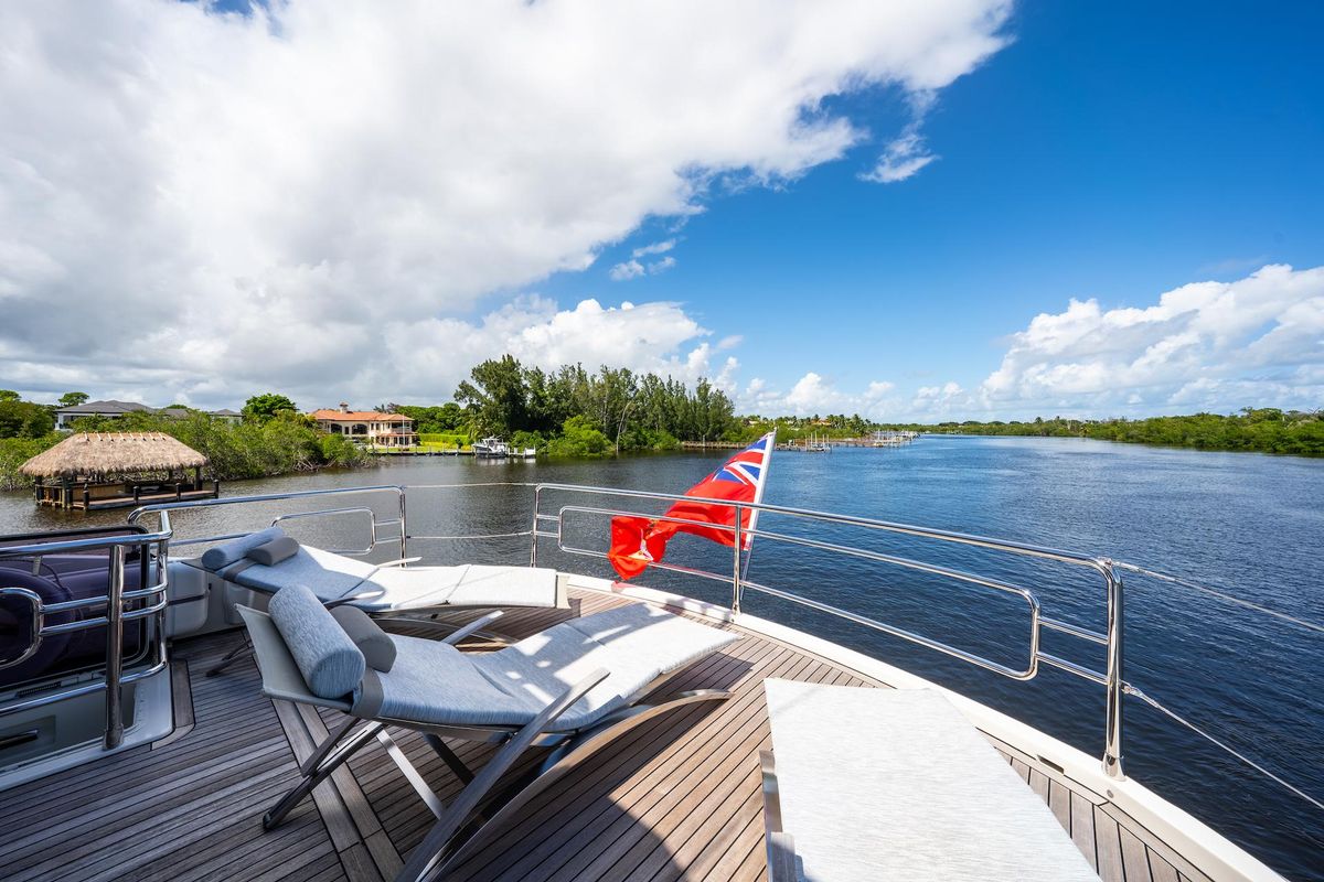 2015 Monte Carlo Yachts 86 