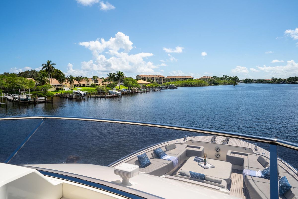 2015 Monte Carlo Yachts 86 