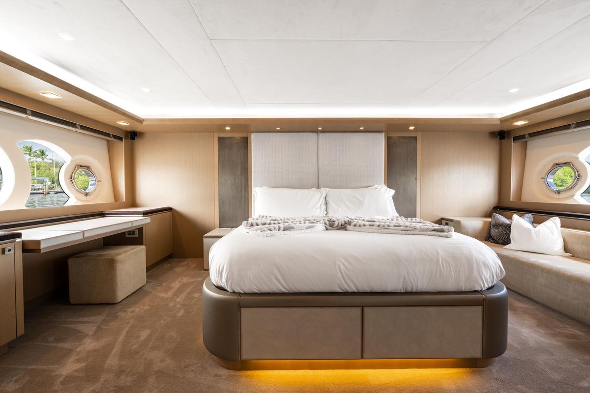 2015 Monte Carlo Yachts 86 