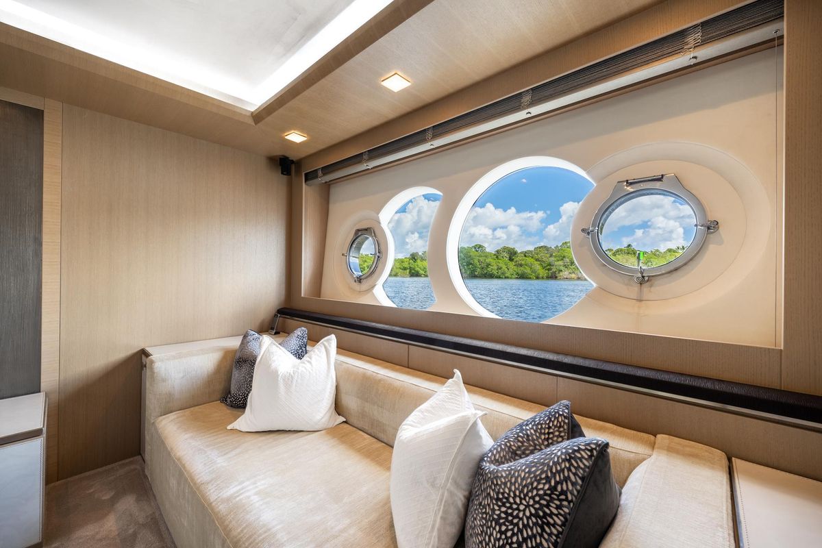 2015 Monte Carlo Yachts 86 