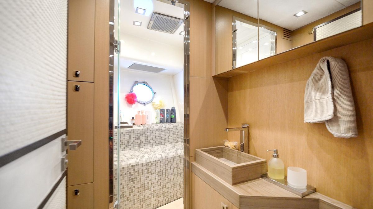 2015 Monte Carlo Yachts 86 