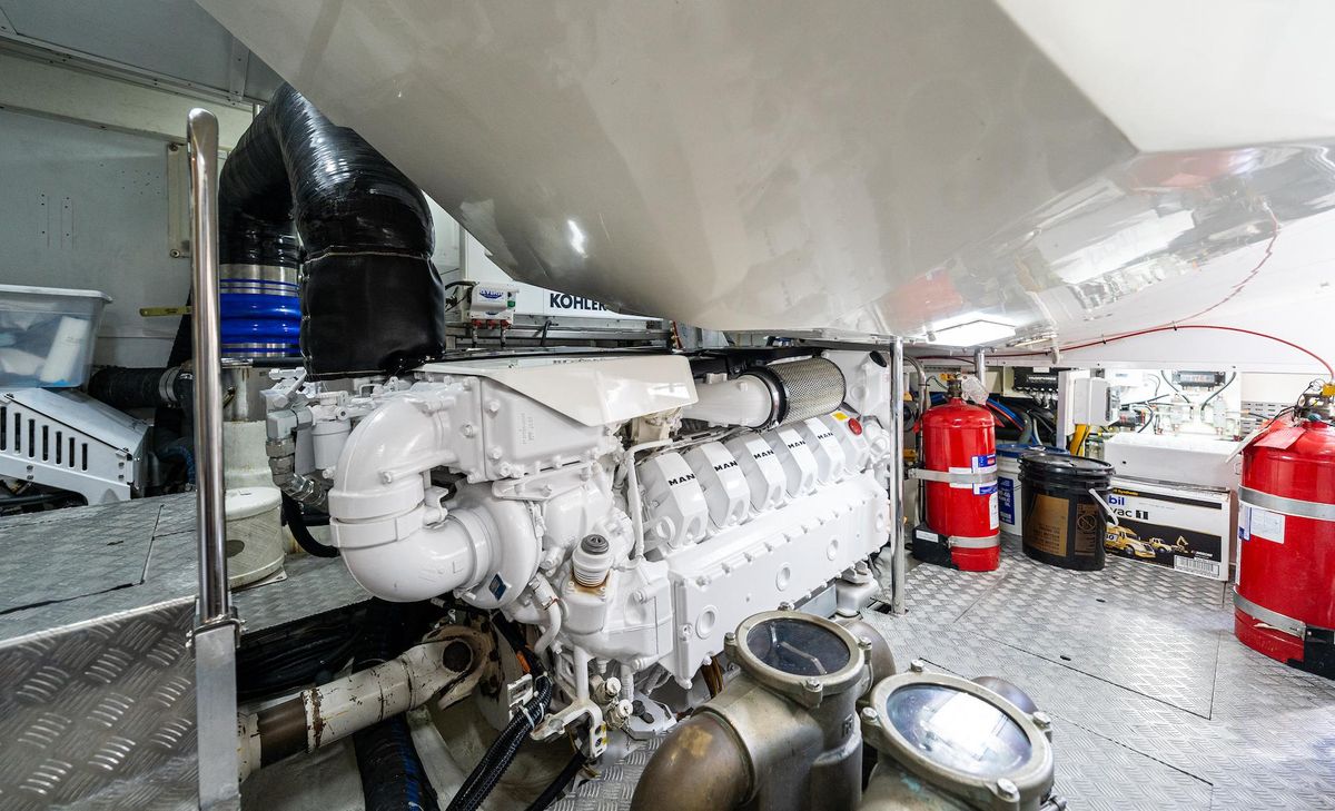 2015 Monte Carlo Yachts 86 