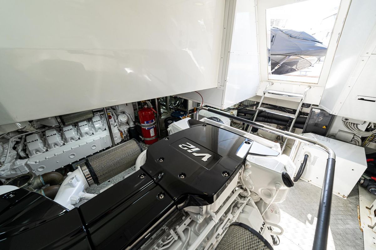 2015 Monte Carlo Yachts 86 