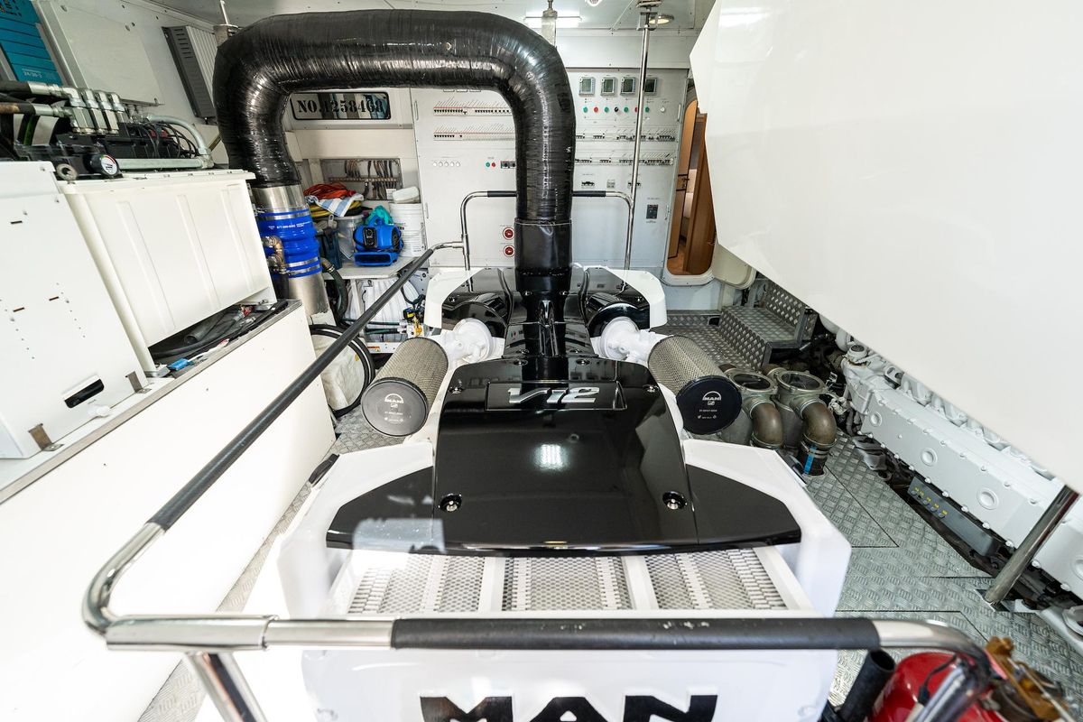 2015 Monte Carlo Yachts 86 