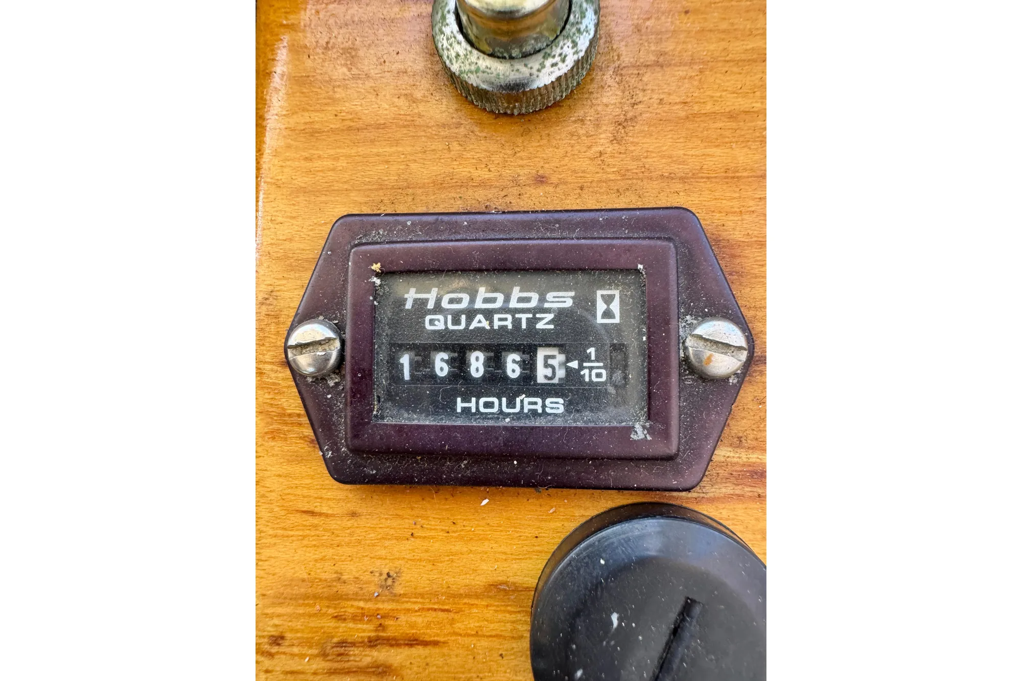 Hour meter on 1982 Jarvis Newman Flybridge Cruiser, displaying 1686.5 hours.