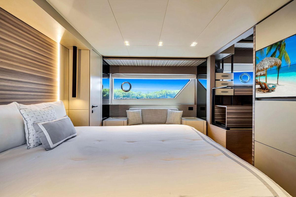 2022 Ferretti Yachts 67 